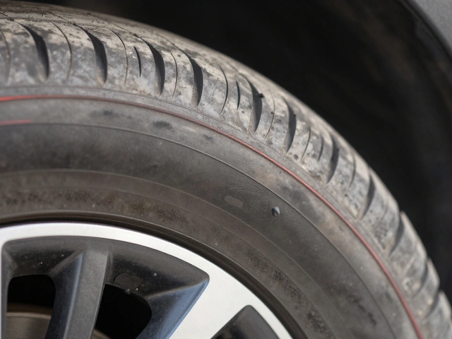 Co znamená červený pruh na pneumatice?